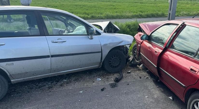 Két autó ütközött, egy az árokba hajtott