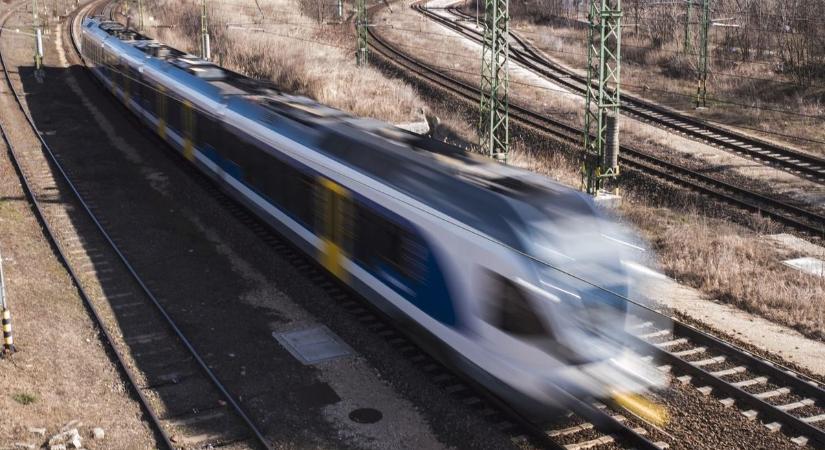 Bombariadó: leállt a vonatközlekedés, mert megfenyegették a vasútállomást