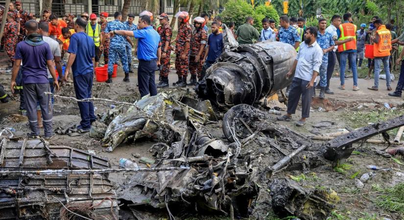 Bangladesi iskolára zuhant egy repülőgép – Legalább 100 ember megsérült, halálos áldozat is van