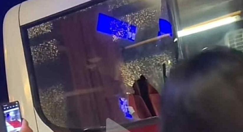Hatalmas balhé a pécsi buszpályaudvaron  négyen verekedtek össze, befejelték egy busz ablakát