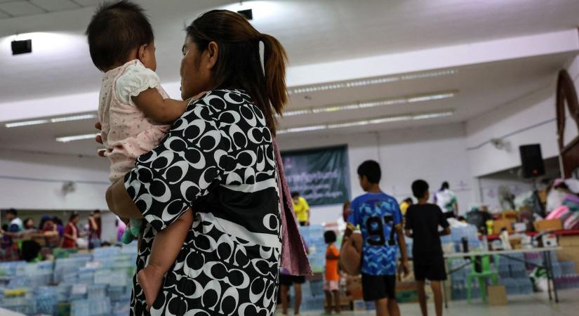 Több mint százezer civilt evakuáltak Thaiföldön a fegyveres konfliktus miatt