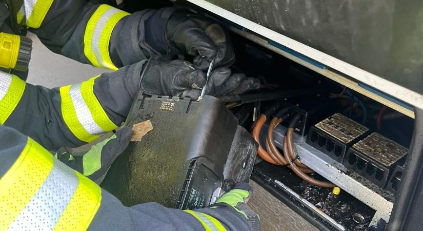 Kigyulladt egy parkoló lakókocsi Somorján, az akkumulátor kapott lángra