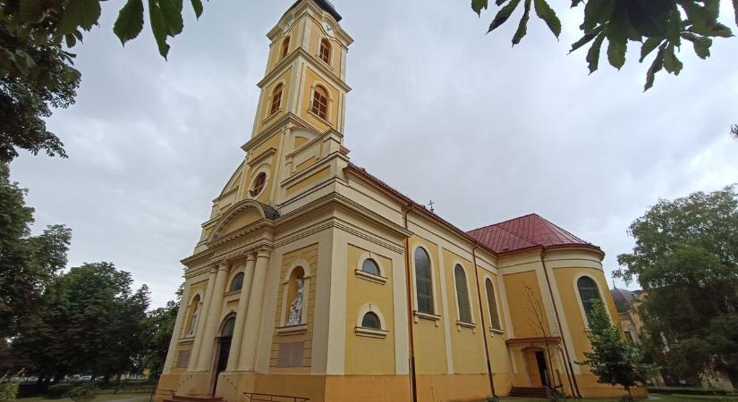 Hatalmas repedések jelentek meg a bácsalmási templomon, speciális eljárással erősítik meg az épületet