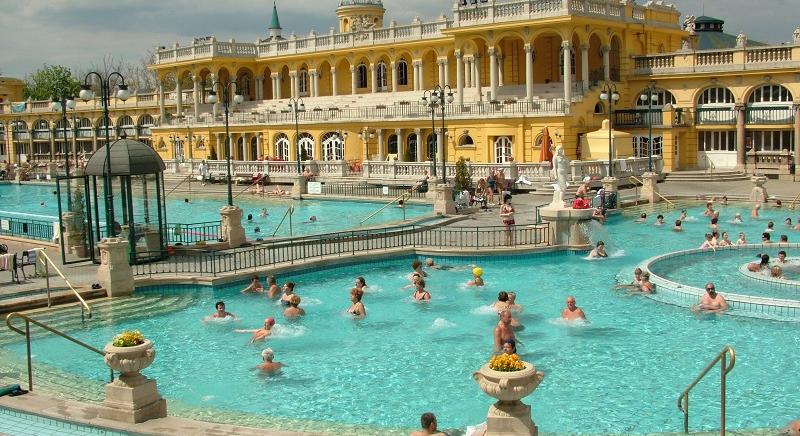 Kitiltották a 14 éven aluliakat két népszerű fürdőből