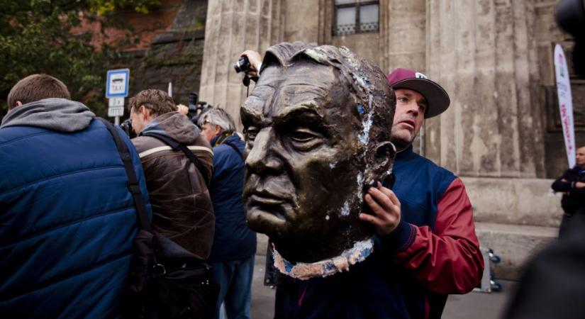 „A Parlamentnek szívesen alágyújtanék, képviselőkből sütnék kibaszott szűzérmét” – az Orbán-baráttá avanzsált Dopeman egykor tágan értelmezte a művészi szabadságot