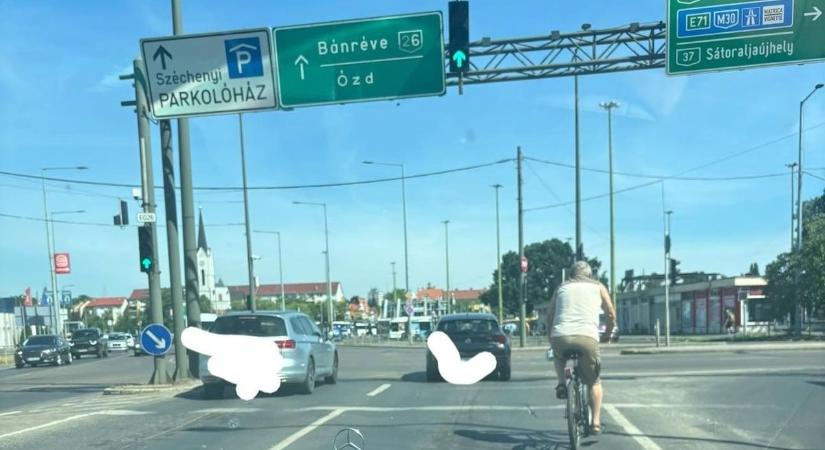 Öngyilkosjelölt bicajos glasszált a főúton!