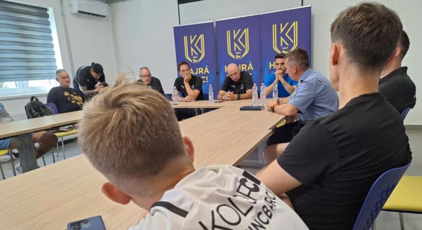 Kerekasztal-beszélgetéssel indult az évad Kazincbarcikán