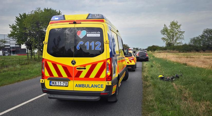 Autónak ütközött, majd árokba csapódott egy motoros Szombathely közelében - helyszíni fotók