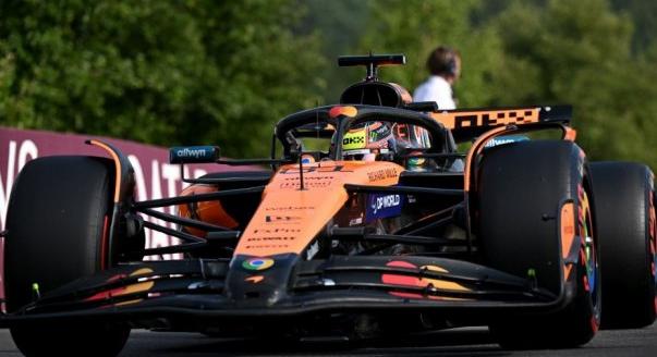 Piastri-parádé, Hamilton a padlón – pénteki F1-es hírek és sztorik