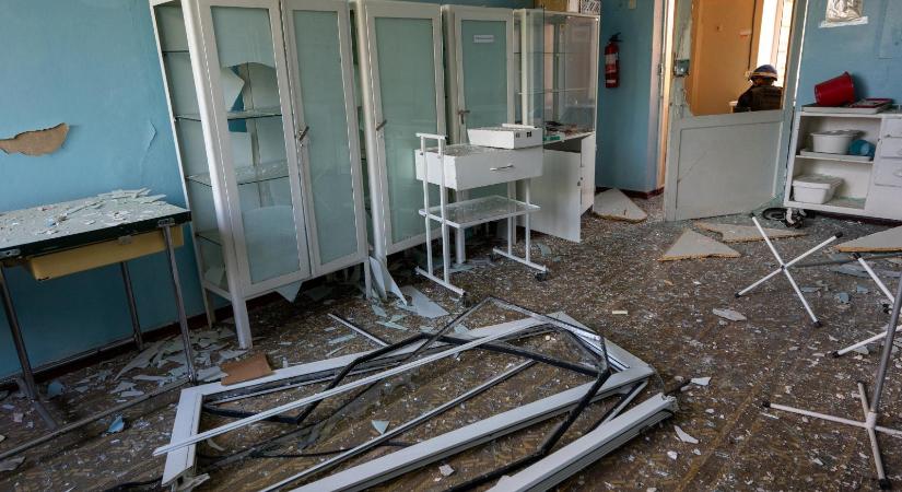 Orosz siklóbomba csapódott egy harkivi egészségügyi intézménybe