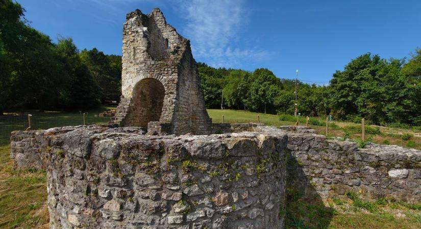 Romantikázáshoz is ideális az Árpád-kori templomrom