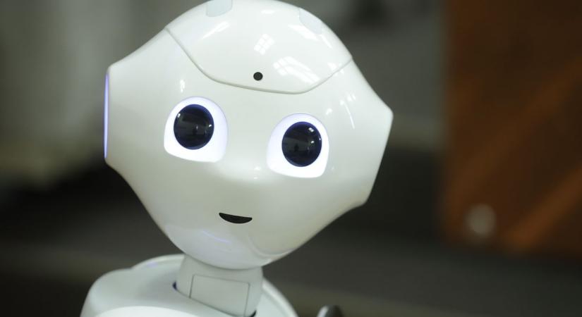 Úgy sétálgat egy robot Siófokon, mintha természetes volna