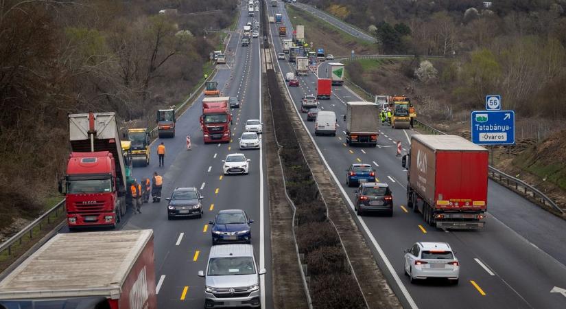 Szörnyű hír érkezett az M1-esről: hat kocsi tört össze