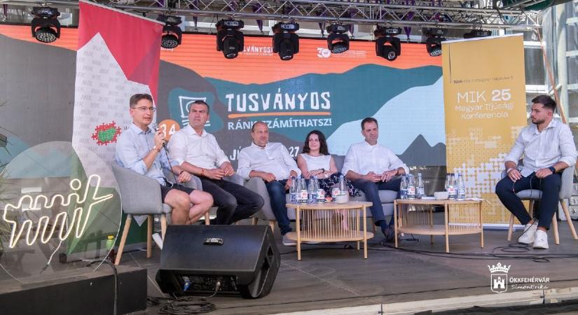 Bulinegyed vagy élhető város? Cser-Palkovics András Tusnádfürdőn járt