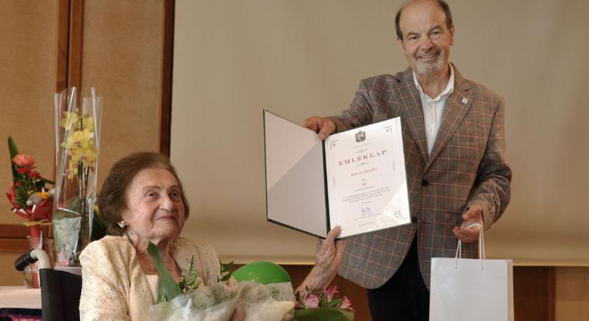 90. születésnapja alkalmából köszöntötték Simon Józsefnét