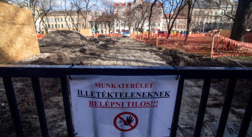 Alig lett kész, már esik is szét a felújított tér a baloldali kerületben