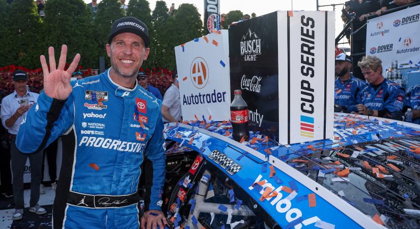 Denny Hamlin több évre hosszabbított a Joe Gibbs Racinggel