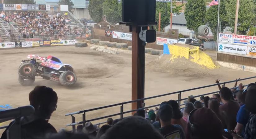 Ugratás után szakadt ki egy monster truck kereke, a parkoló autók közé csapódott