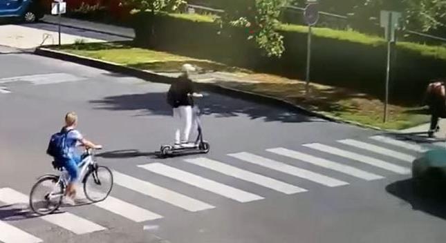 Elütötték a zebrán átszáguldó rollerest – tanulságos videót tett közzé a rendőrség
