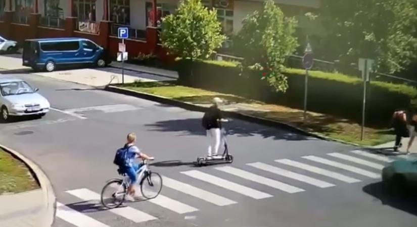Videó: zebrán átszáguldó rollerest gázolt el egy autó