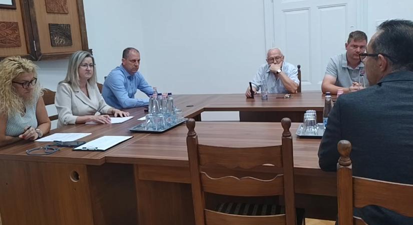 Válaszokat vártak a makói ellátásokról a képviselők, de Kallai Árpád szabadságon van