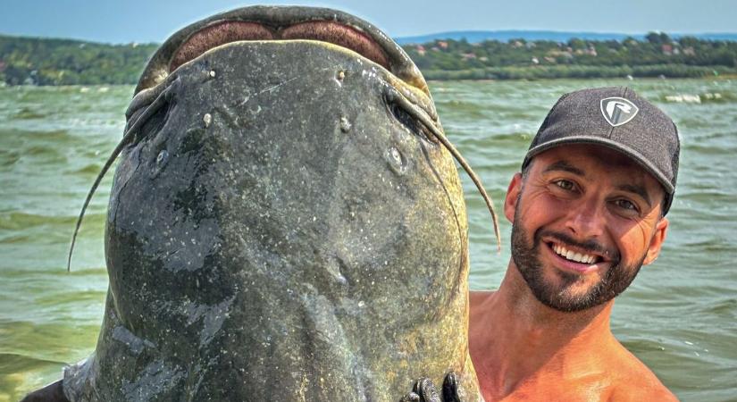 Óriásharcsa a hullámok közt – Grófi leszármazott fogta ki a tározó szörnyét Fejérben