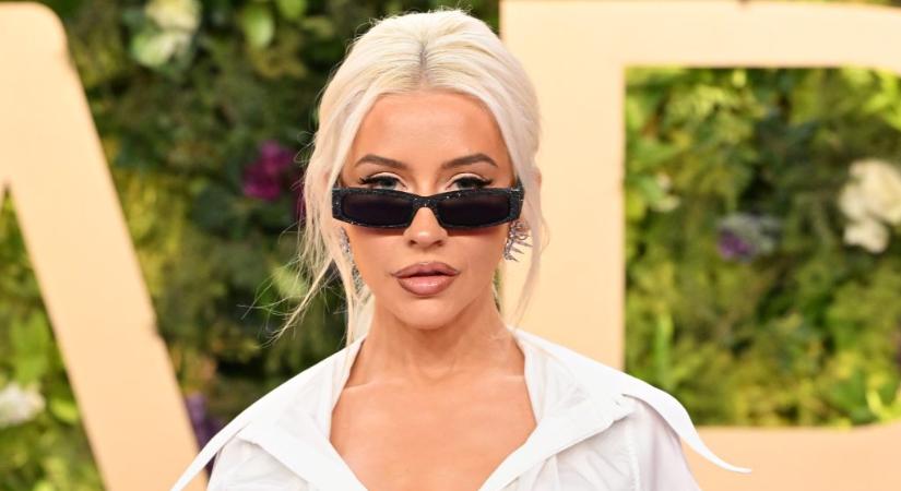 Combfix, magassarkú, tükrök – Christina Aguilera nem szégyellősködik új fehérneműs fotóin
