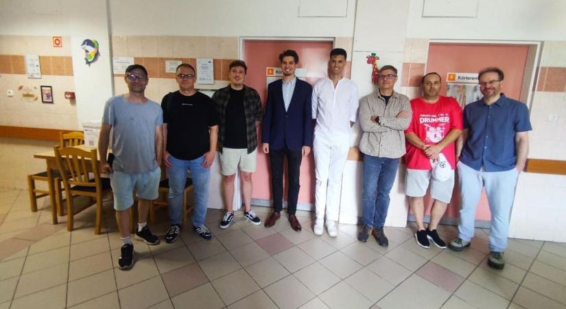 Újra együtt a legendás zenekar – a gyermekekért zenéltek