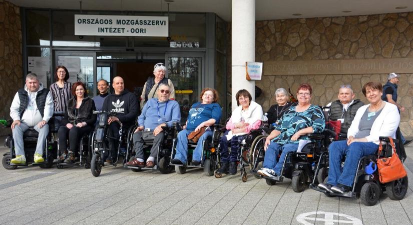 „Segítek másokon, ahogy annak idején nekem is segítettek” – Mozgássérültek támogatják a frissen nehéz helyzetbe került embereket