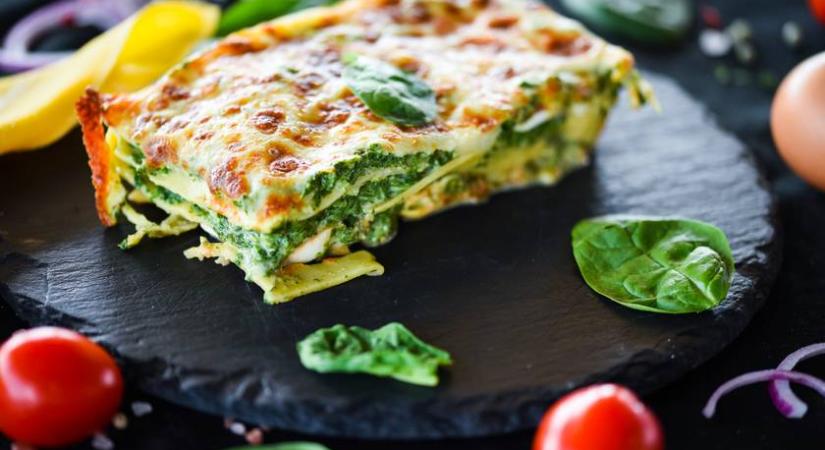 Nyári lasagne spenóttal és zöldborsóval: fokhagymás, tejfölös szósz kerül a rétegek közé