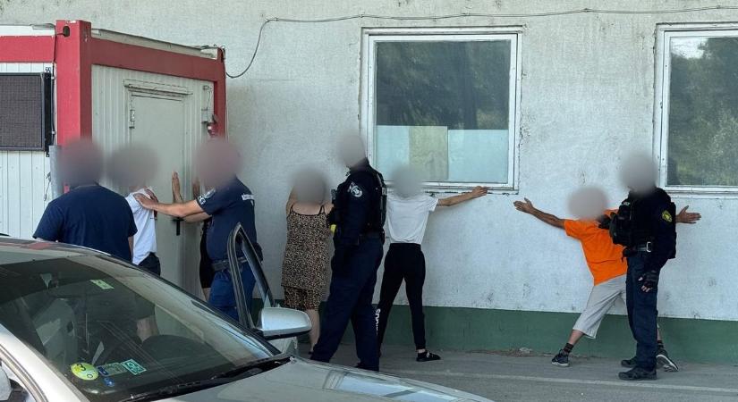 Németországban és Ausztriában futtatta a lányokat: kattant a bilincs a férfi csuklóján - videó