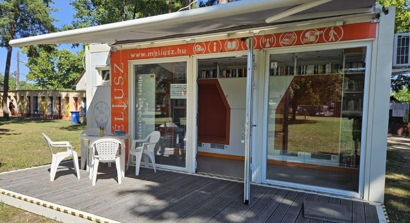 Könyvek a medence partján: strandkönyvtár várja az olvasókat Debrecenben