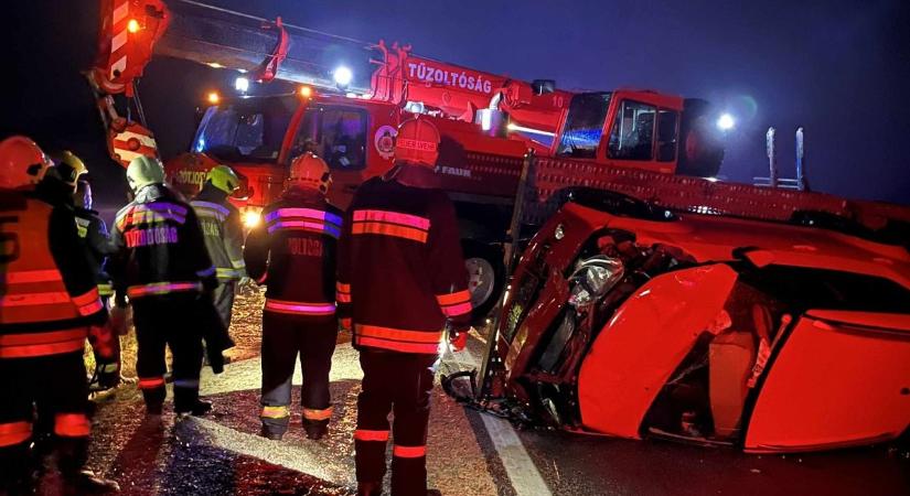 Autószállító tréler vontatmánya borult fel az M85-ösön - fotók
