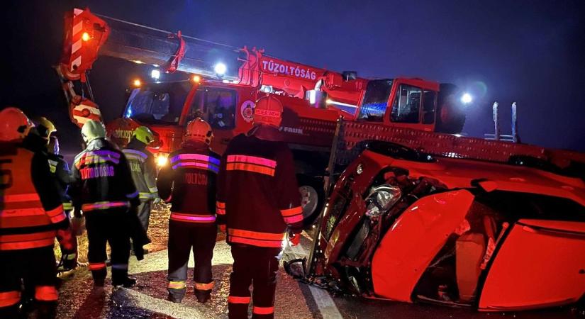 Most jött: hatalmas baleset történt az M85-ösön - helyszíni fotókkal