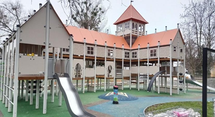 Erről mintázták a tatai Malomkert játékait