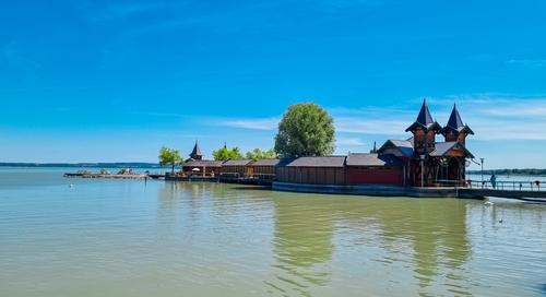 Szörnyű tragédia, egy fiatal férfi halt meg a keszthelyi strandon