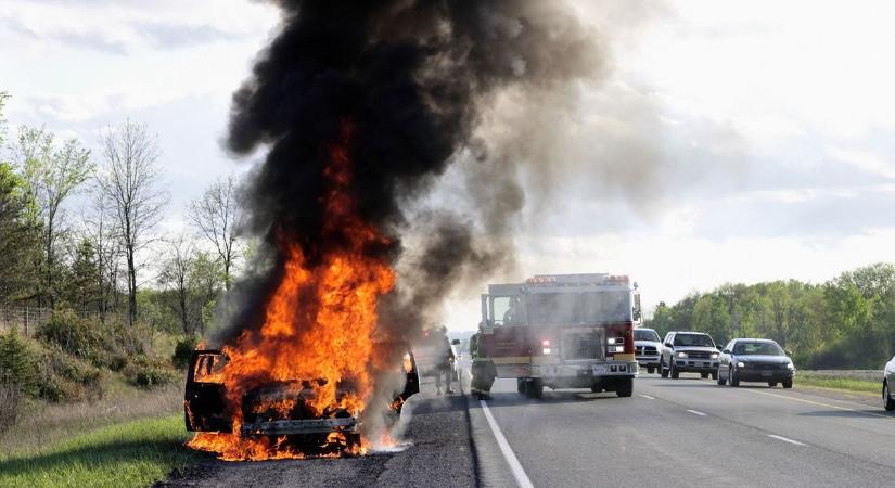 Óriási tűz a 4-esen, lángba borult egy teherautó fülkéje Miklósnál