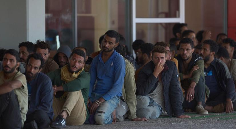 Merz szigorítást ígért, mégis özönlenek a migránsok Németországba
