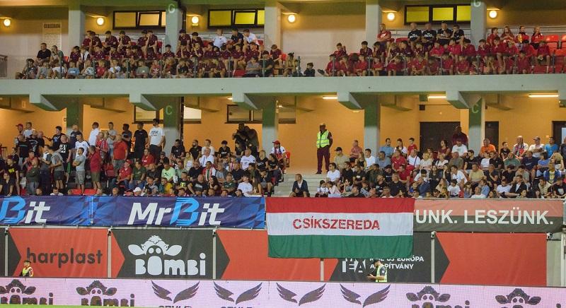 Alkoholfogyasztás miatt hat magyart tiltottak ki a Csíkszereda stadionjából