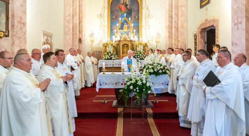 Az ország számos részéből érkeztek vendégek a kis faluba, hogy köszöntsék a gyémántmisés atyát (galéria, videó)