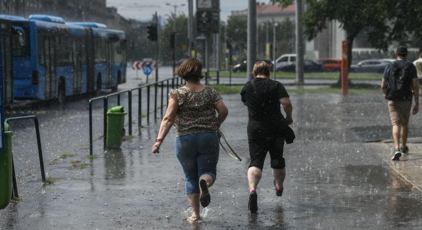 Zivatarokkal, felhőszakadással és jégesővel jön a lehűlés, országszerte figyelmeztetések vannak érvényben
