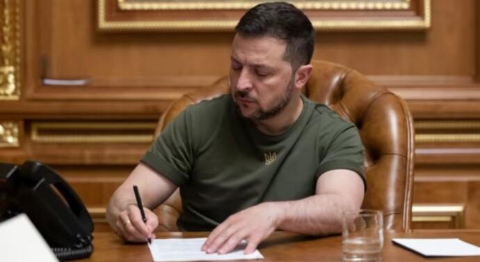 Zelenszkij aláírta a hadiállapot és a mozgósítás meghosszabbításáról szóló törvényeket