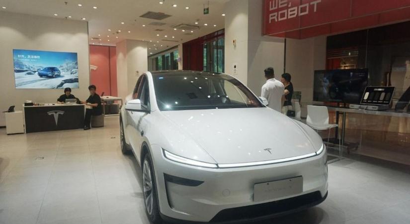 Keményen odaszúrt a Teslának a hatóság – nem robotaxizhat kénye-kedve szerint Elon Musk cége