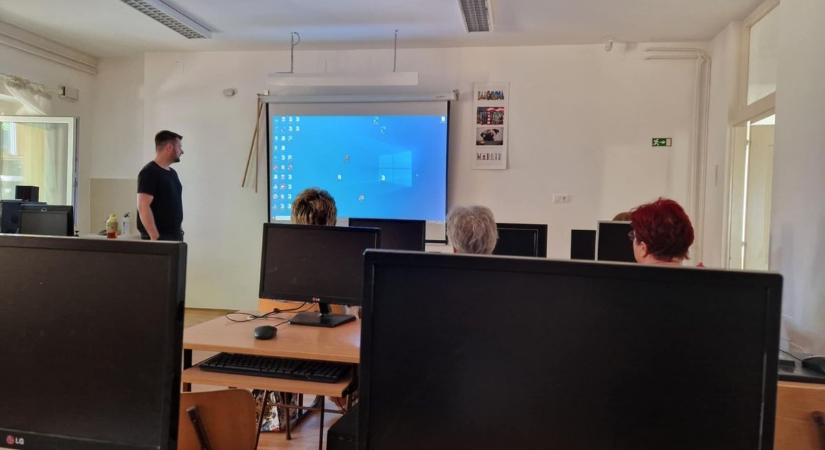 Laptop, mobil, appok – Kőröstetétlen is digitális üzemmódra váltott