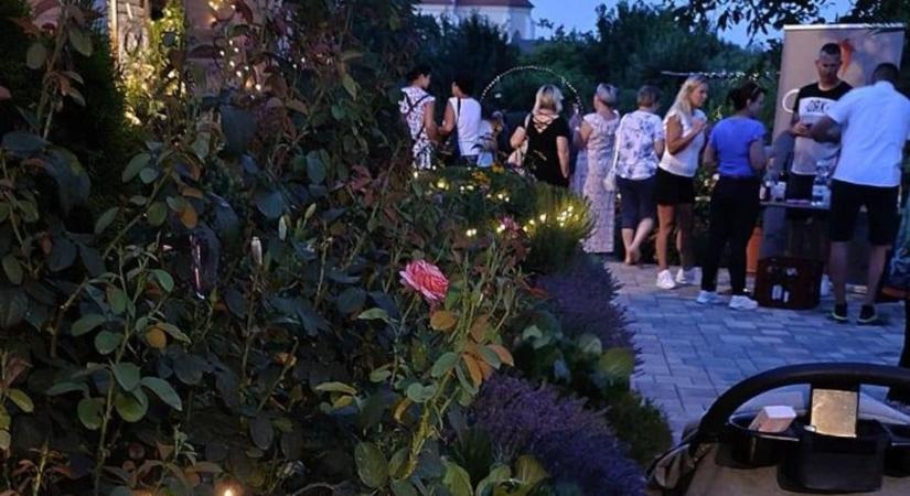 Lámpások éjszakája Faddon: naplemente, kivilágított ösvények