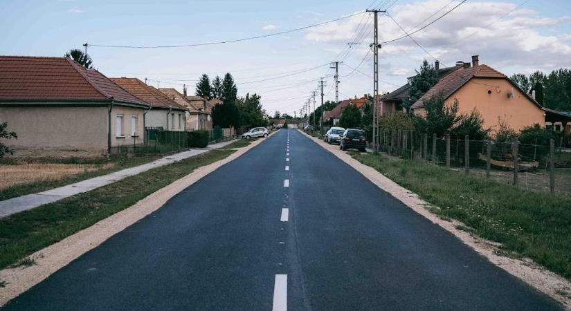 Elkészült a rábaszentandrási főutca új burkolata, a Magyar Falu Programban újították fel