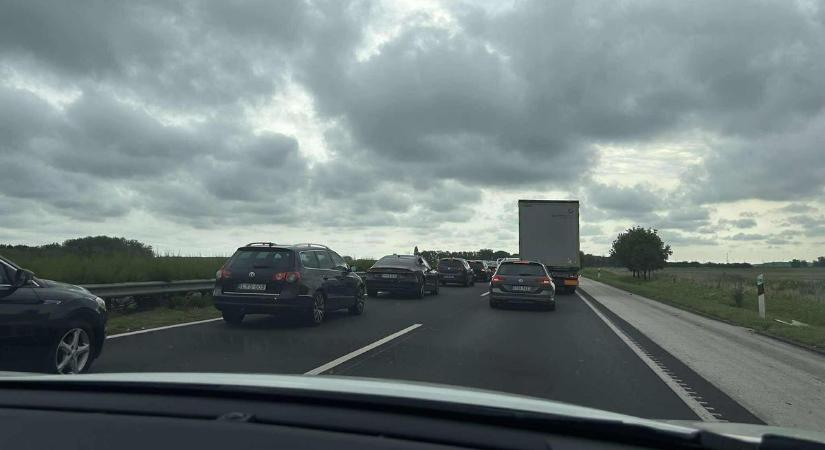 Ha most indulsz Budapestre kösd fel a gatyádat! Nagy dugó van az M1-esen
