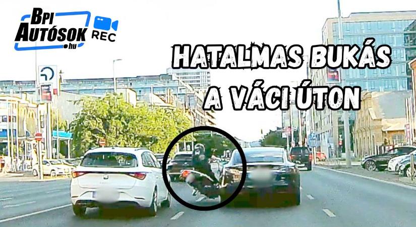 Két autó között próbált átslisszanni – hatalmasat bukott a Váci úton a motoros