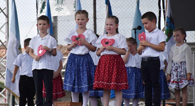 Itt vannak az első képek, vidám gyerekműsorral nyitott a Jász Világtalálkozó a szarvasgomba fővárosában – galériával