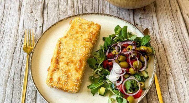 Feta sajt szezámos bundában: friss, könnyed salátaágyon